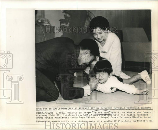 1964 Press Photo Prince Hiro arm wrestles with his father as mother watches