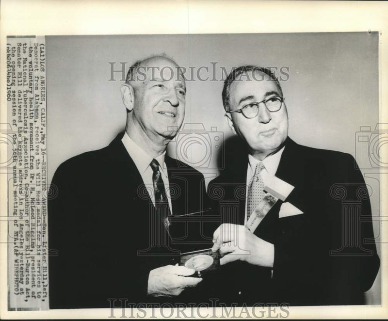 Load image into Gallery viewer, 1960 Press Photo Senator Hill receives Will Rose medal from Dr. McLeod Riggins
