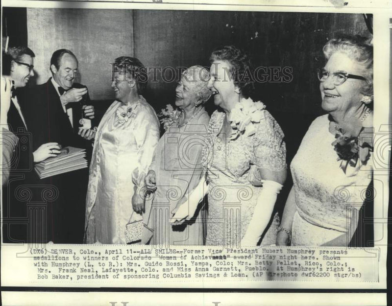 Load image into Gallery viewer, 1969 Press Photo Former Vice President Humphrey presents Achievement awards
