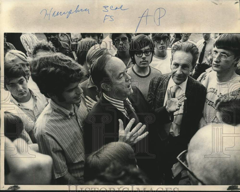 Load image into Gallery viewer, 1971 Press Photo Senator Humphrey gestures amid Loyola University students
