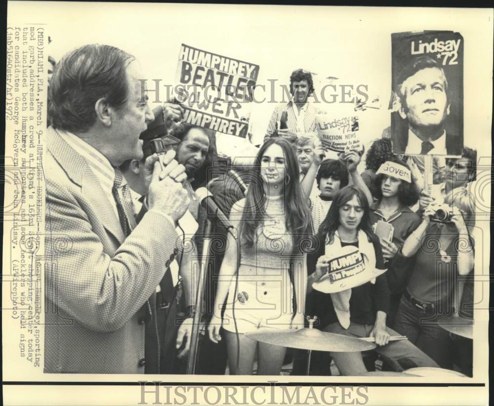 1972 Press Photo Senator Humphrey amid supporters and hecklers in Miami, Florida