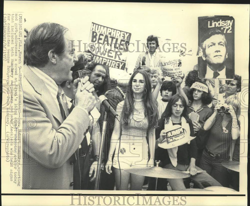 Load image into Gallery viewer, 1972 Press Photo Senator Humphrey amid supporters and hecklers in Miami, Florida
