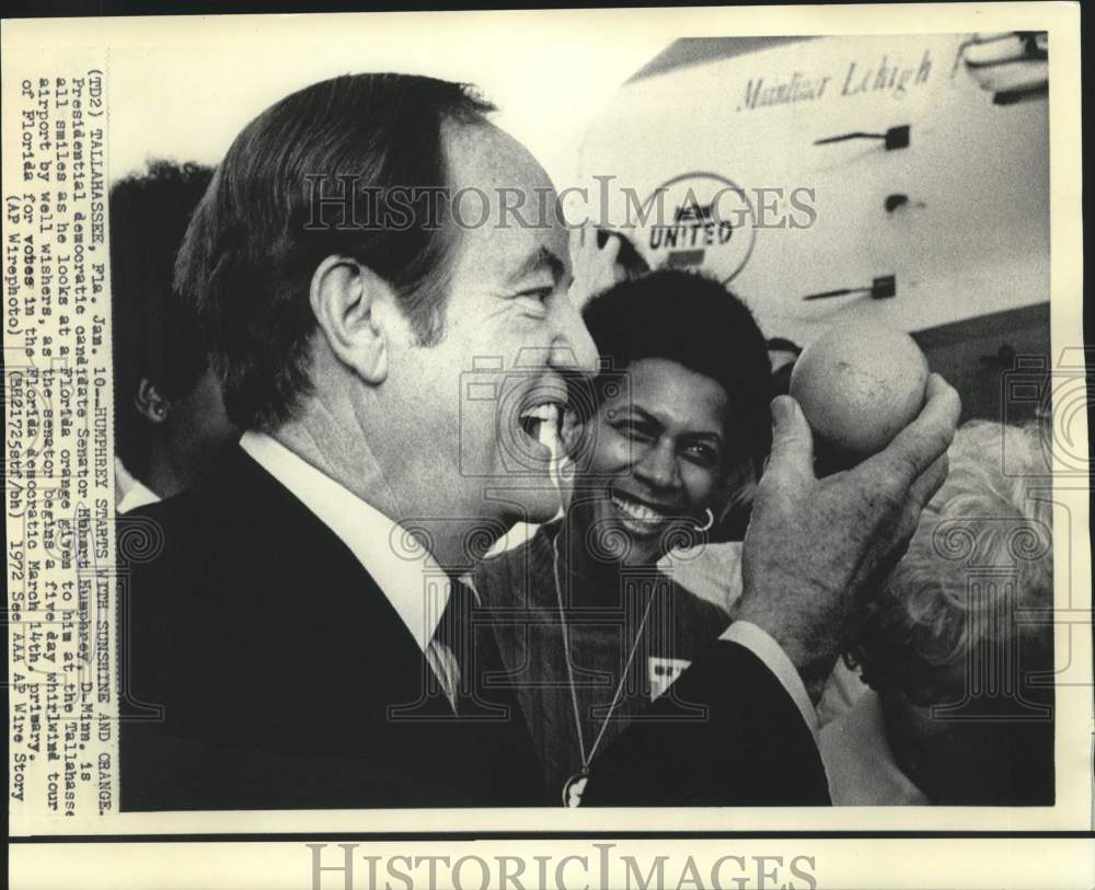 1972 Press Photo Senator Humphrey receives orange at Tallahassee airport.