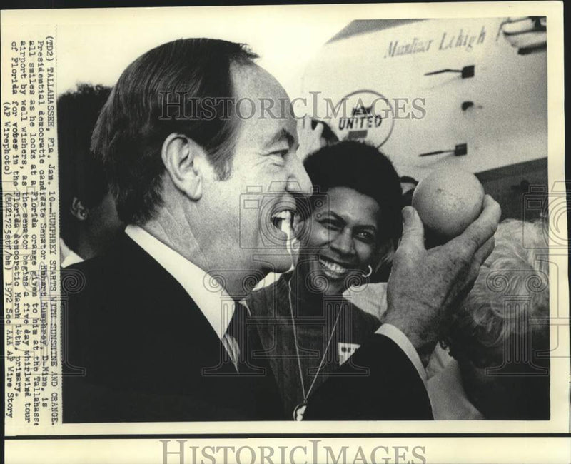 Load image into Gallery viewer, 1972 Press Photo Senator Humphrey receives orange at Tallahassee airport.
