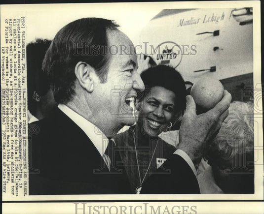 1972 Press Photo Senator Humphrey receives orange at Tallahassee airport.