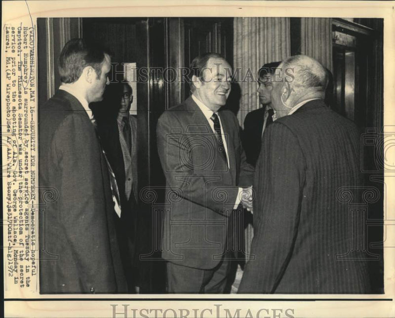 Load image into Gallery viewer, 1972 Press Photo Hubert Humphrey surrounded by secret service in Washington,DC

