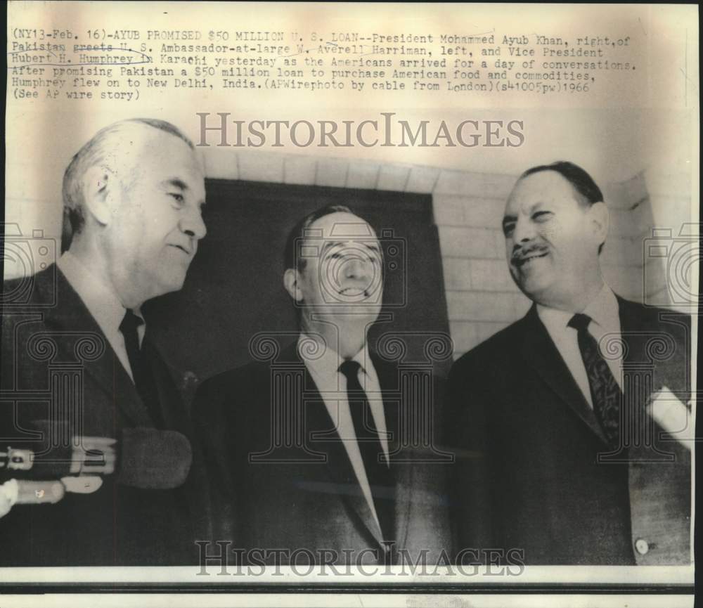 1966 Press Photo Vice President Humphrey and others arrive in Karachi.