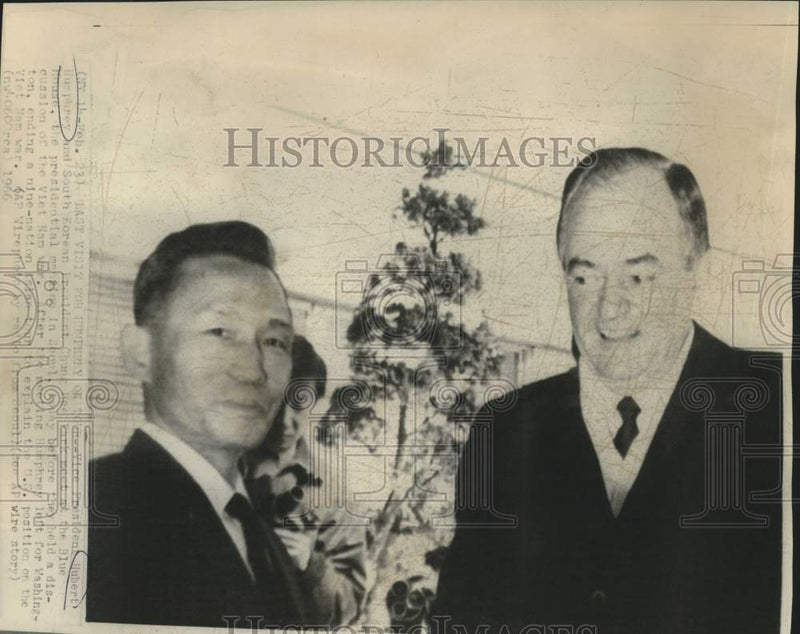 Load image into Gallery viewer, 1966 Press Photo Vice President Humphrey and President Chung-Lee meet in Seoul
