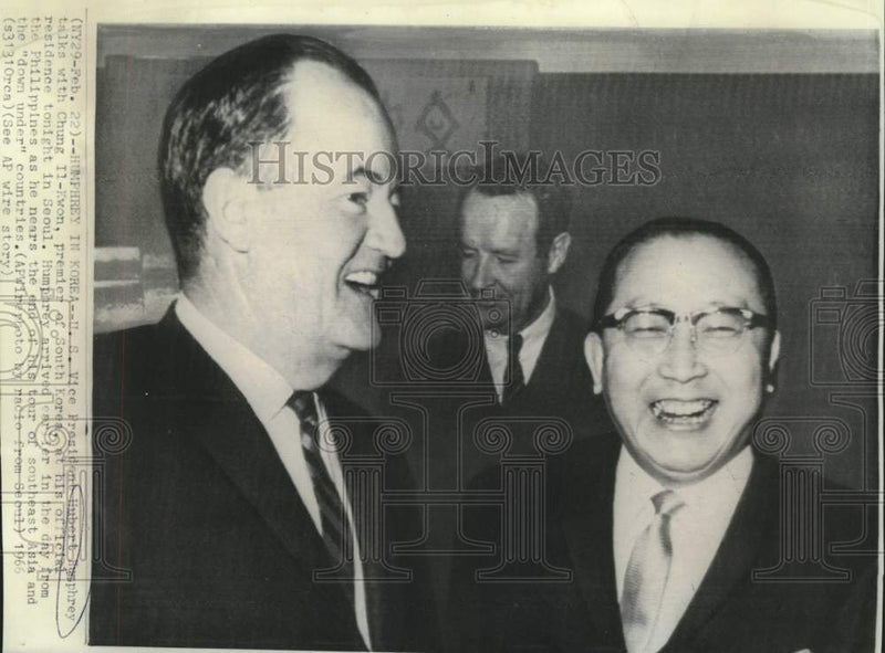 Load image into Gallery viewer, 1966 Press Photo Vice President Humphrey and South Korean Premier in Seoul
