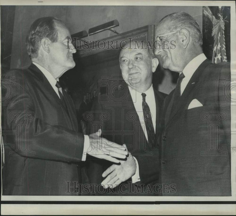 Load image into Gallery viewer, 1968 Press Photo Vice President Humphrey Greeted by President Johnson, Dean Rusk
