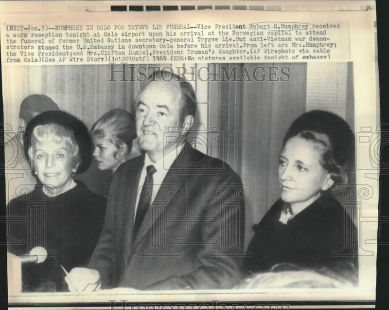 Load image into Gallery viewer, 1969 Press Photo Vice President and Mrs. Humphrey with another arrive at Oslo
