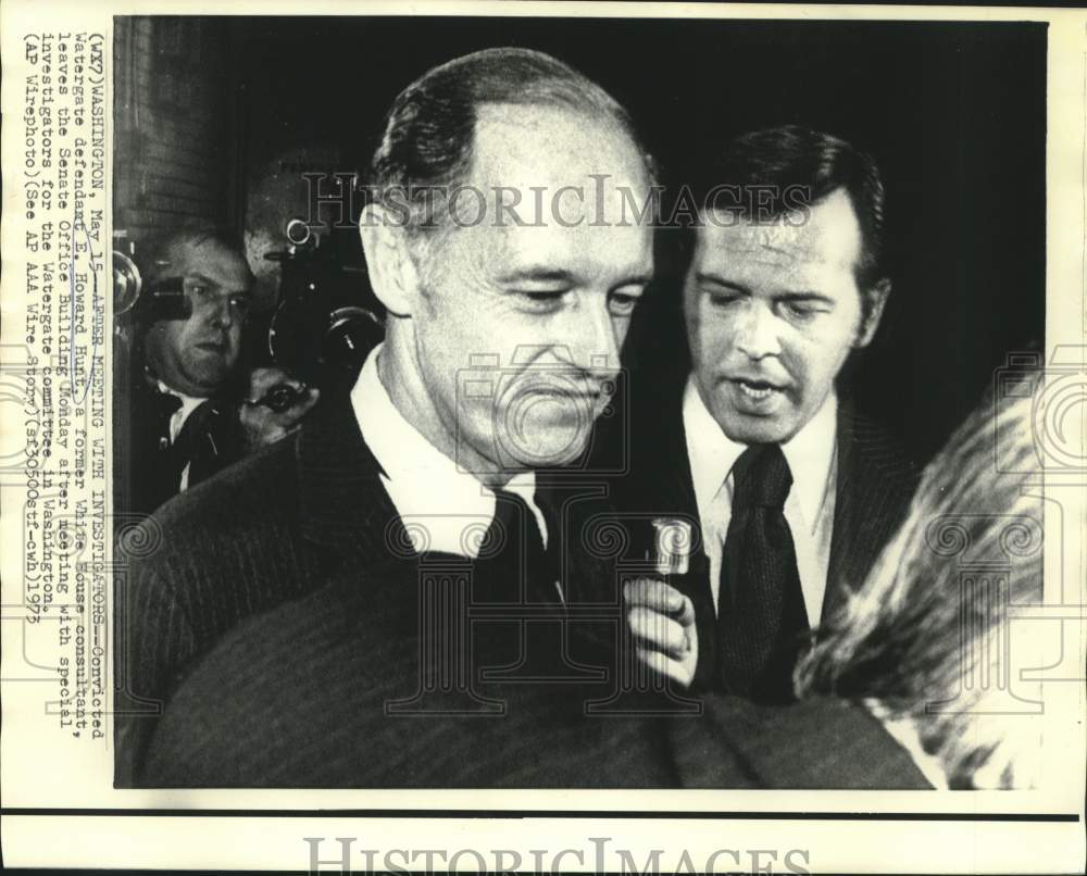 1973 Press Photo E. Howard Hunt leaves Senate Office Building in Washington
