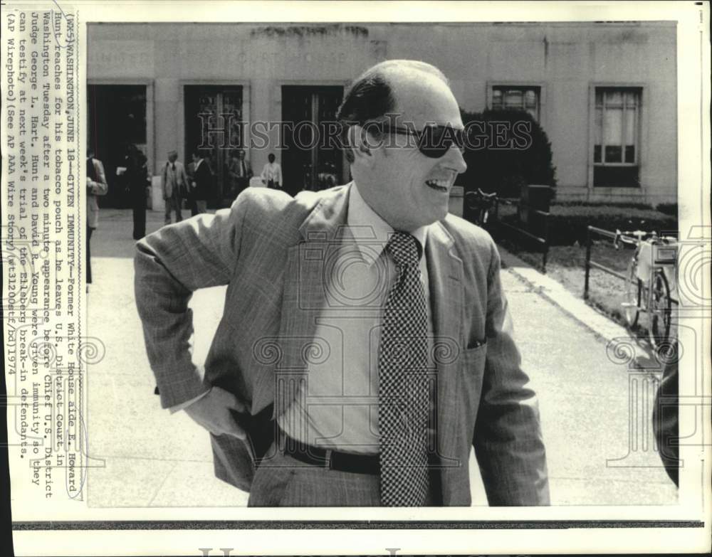 1974 Press Photo Former White House aide Howard Hunt reaches for tobacco pouch