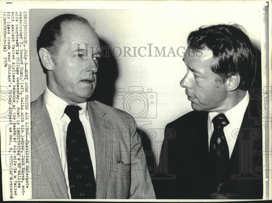 1974 Press Photo E. Howard Hunt and attorney Jack Hayes outside Chicago court