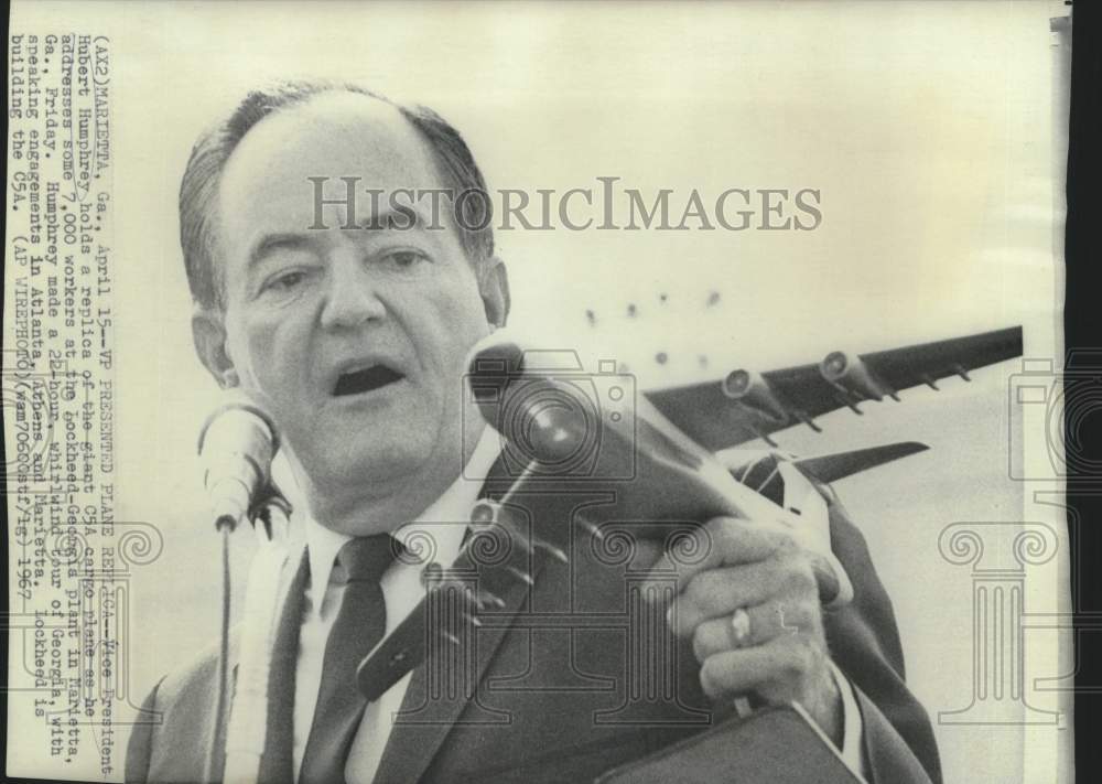 1967 Press Photo Vice President holds C5A model at Lockheed-Georgia, Marietta