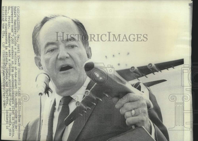 Load image into Gallery viewer, 1967 Press Photo Vice President holds C5A model at Lockheed-Georgia, Marietta
