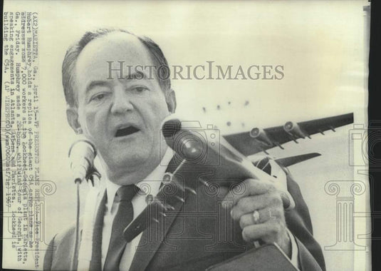 1967 Press Photo Vice President holds C5A model at Lockheed-Georgia, Marietta