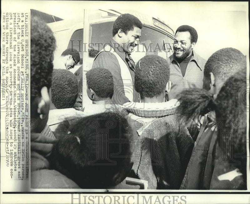 Load image into Gallery viewer, 1970 Press Photo Erion Barnes and Jim Brown swarmed by Holly Springs children

