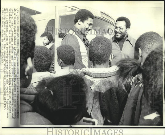 1970 Press Photo Erion Barnes and Jim Brown swarmed by Holly Springs children