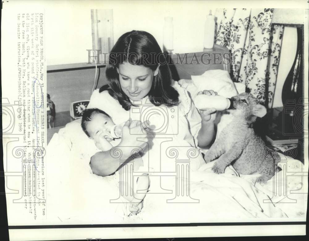 1969 Press Photo Jacqueline Hollman feeds daughter Michelle and cub Olwen in FL