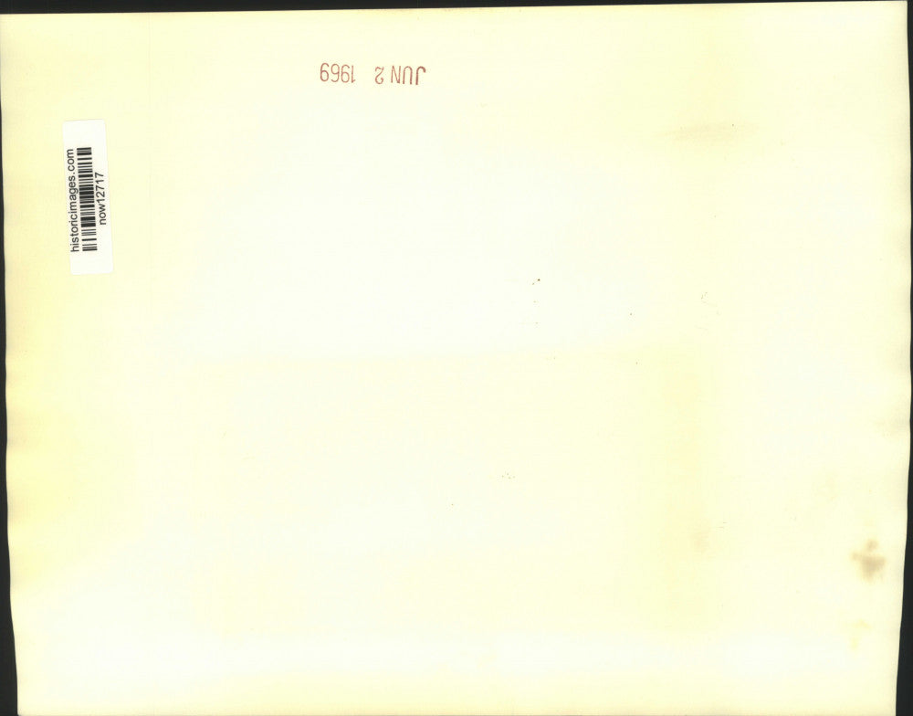 1969 Press Photo Jacqueline Hollman feeds daughter Michelle and cub Olwen in FL