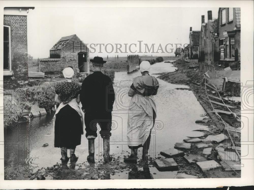 1953 Press Photo Kruiningen residents returned to their flooded homes