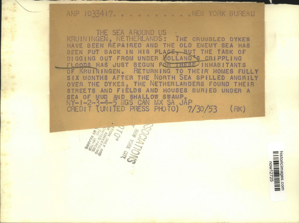 1953 Press Photo Kruiningen residents returned to their flooded homes