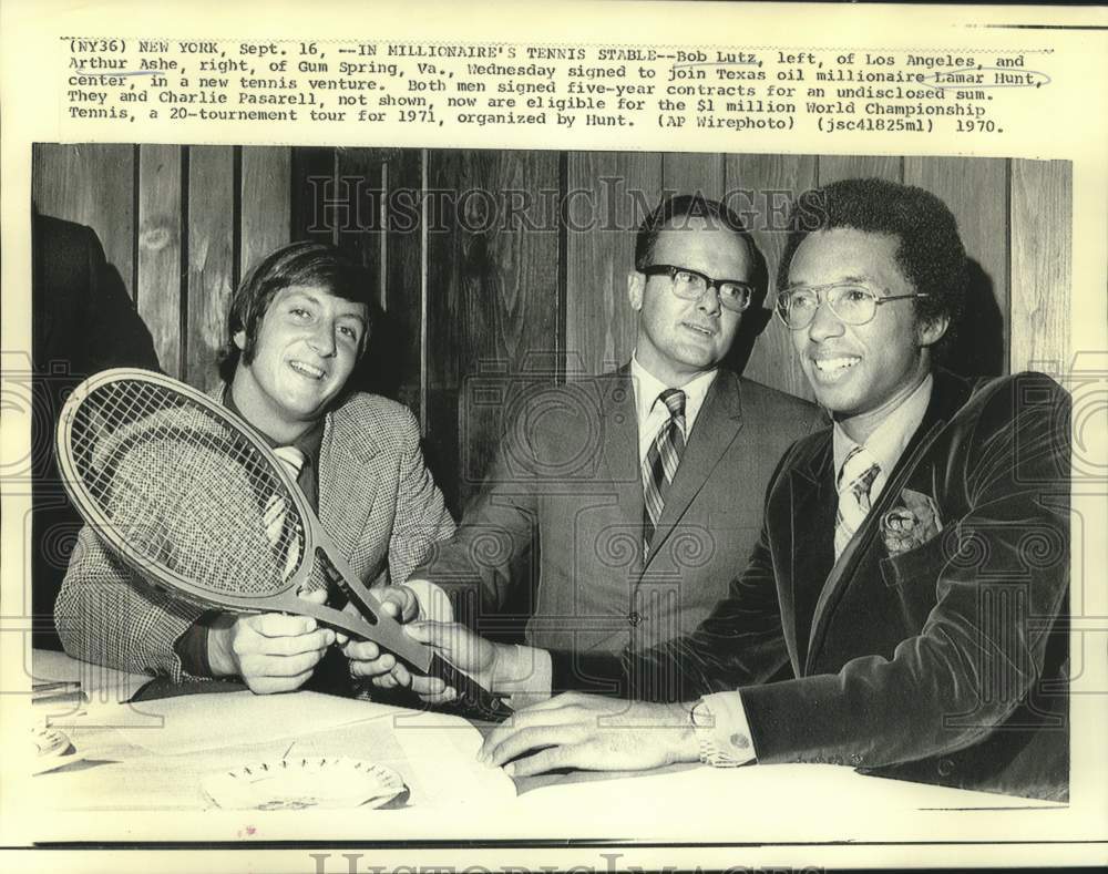 1970 Press Photo Tennis players Lutz and Ashe sign with Lamar Hunt in New York