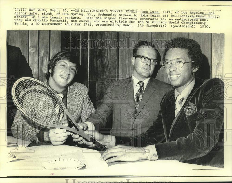 Load image into Gallery viewer, 1970 Press Photo Tennis players Lutz and Ashe sign with Lamar Hunt in New York
