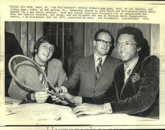 1970 Press Photo Tennis players Lutz and Ashe sign with Lamar Hunt in New York