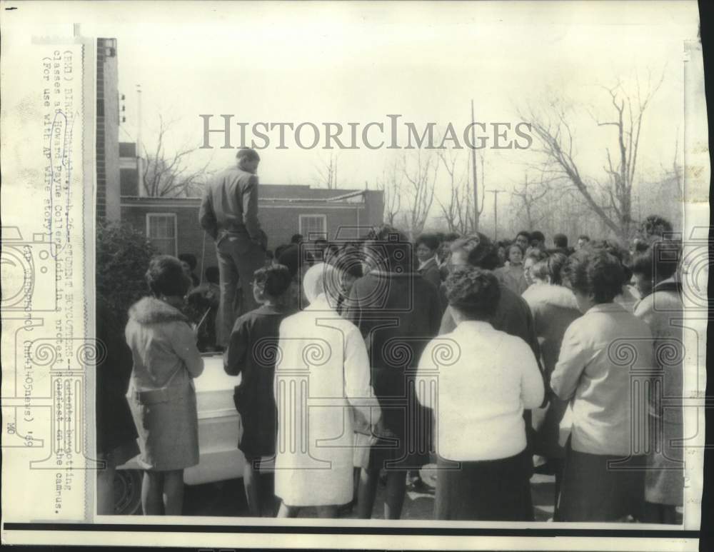 1969 Press Photo Students boycotting classes at Howard Payne College in songfest