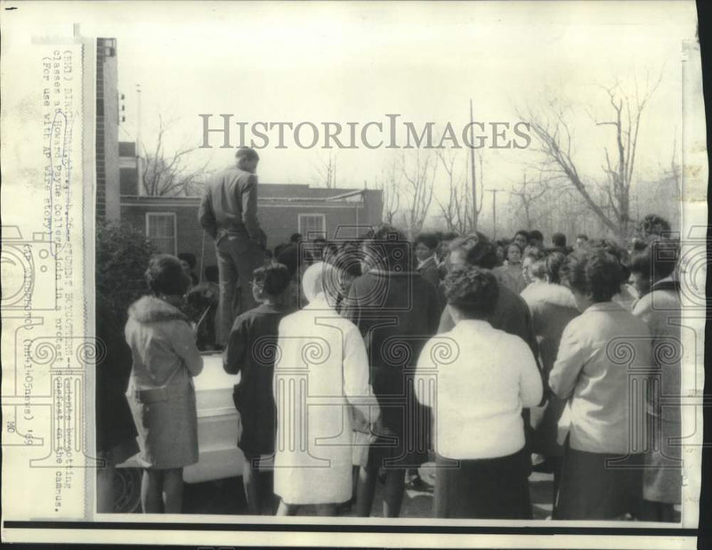 Load image into Gallery viewer, 1969 Press Photo Students boycotting classes at Howard Payne College in songfest

