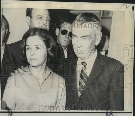 1967 Press Photo Frances and Frank Howe with newsmen at Van Nuys police station.