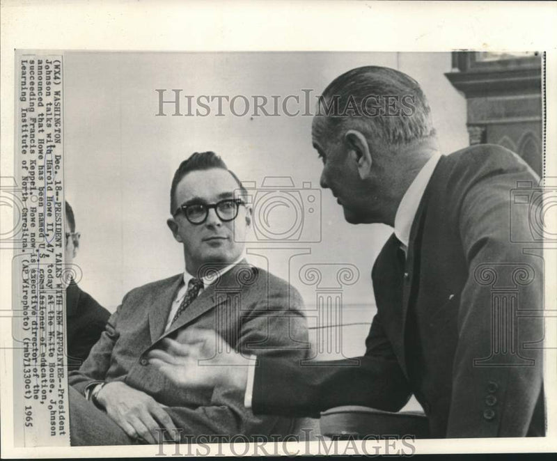 Load image into Gallery viewer, 1965 Press Photo President Johnson talks with Education appointee Harold Howe II

