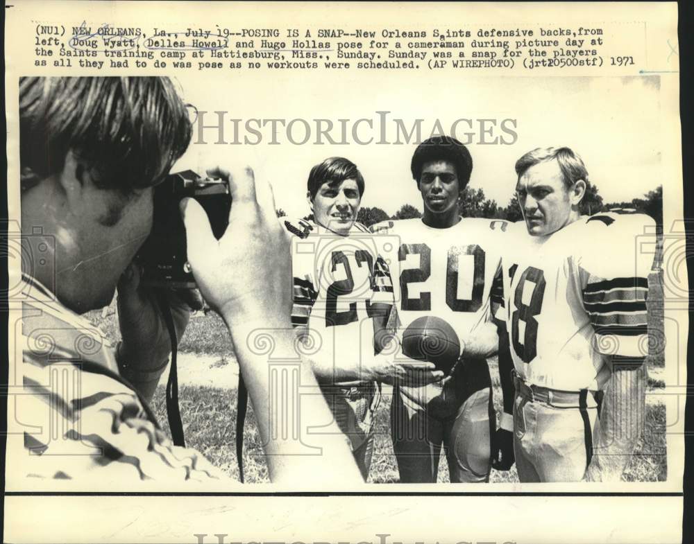 1971 Press Photo Delles Howell and other Saints football players pose for photos- Historic Images