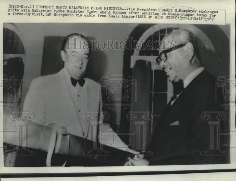 Load image into Gallery viewer, 1967 Press Photo Vice President Humphrey meets Malaysian Prime Minister Rahman
