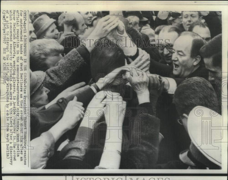 Load image into Gallery viewer, 1967 Press Photo West Berliners reach out to Vice President Humphrey - now12794
