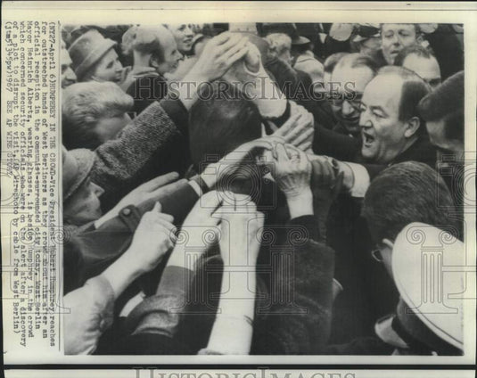 1967 Press Photo West Berliners reach out to Vice President Humphrey - now12794
