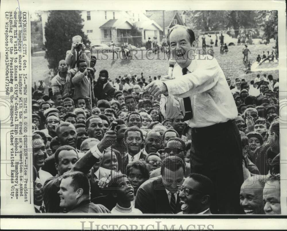 1968 Press Photo Vice President Humphrey shares laughter at Kansas City visit.