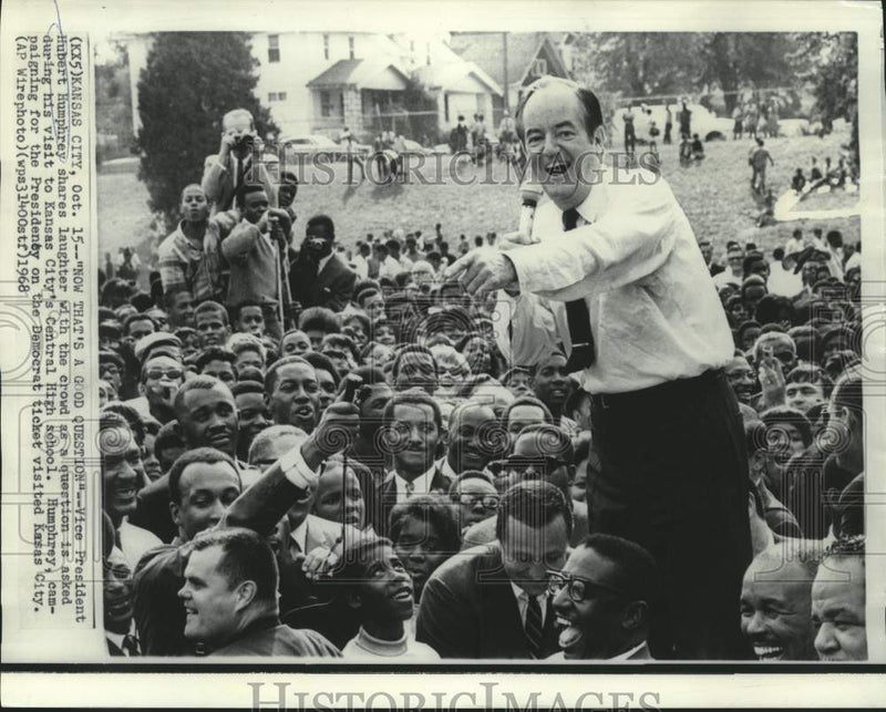 Load image into Gallery viewer, 1968 Press Photo Vice President Humphrey shares laughter at Kansas City visit.
