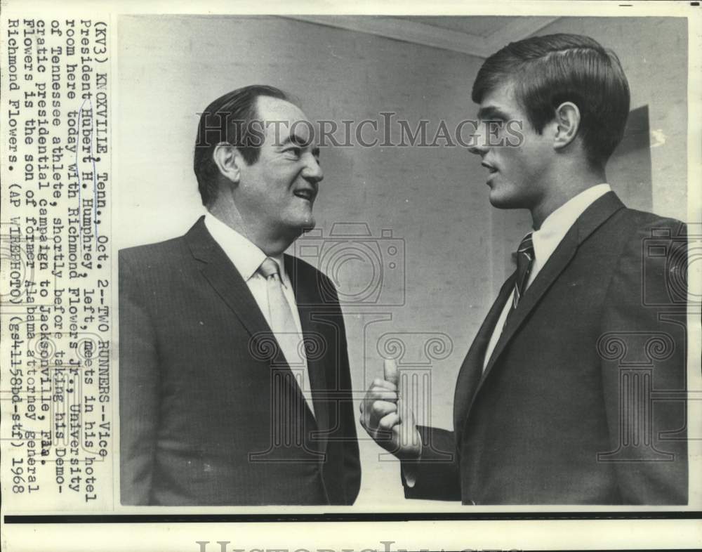 1968 Press Photo Vice President Humphrey meets Tennessee athlete Flowers