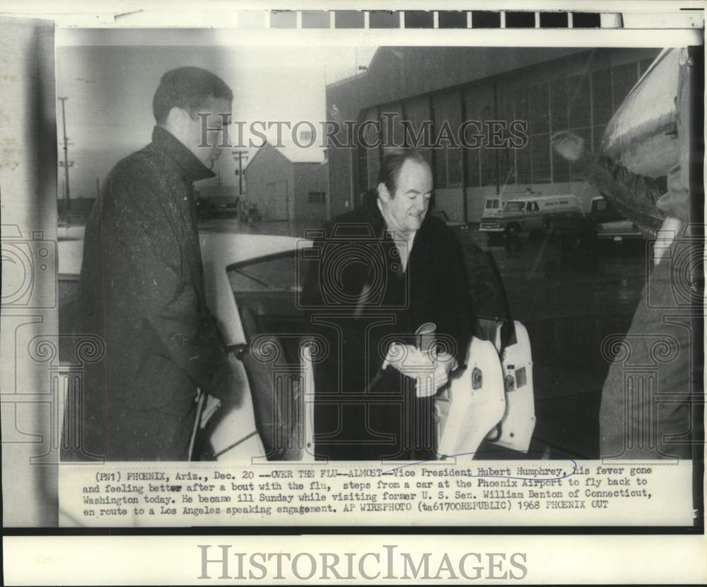 1968 Press Photo Vice President Humphrey arrives at Phoenix airport - now12861
