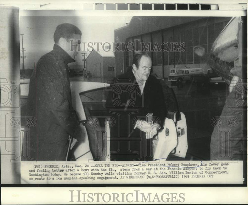 Load image into Gallery viewer, 1968 Press Photo Vice President Humphrey arrives at Phoenix airport - now12861
