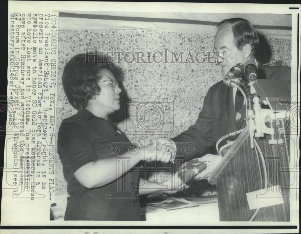 1968 Press Photo Vice President Humphrey presents flag to Dora Alvarez in Texas