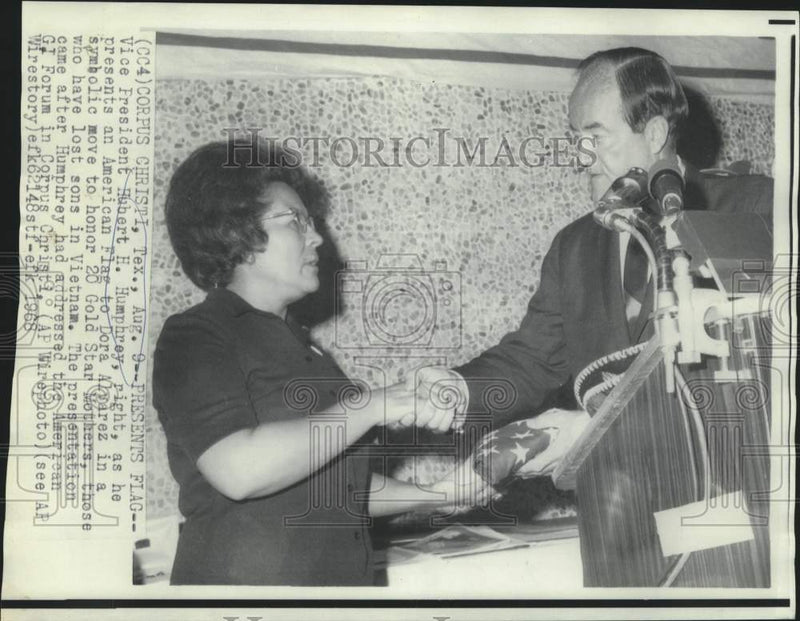 Load image into Gallery viewer, 1968 Press Photo Vice President Humphrey presents flag to Dora Alvarez in Texas
