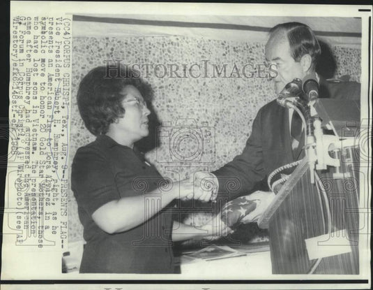 1968 Press Photo Vice President Humphrey presents flag to Dora Alvarez in Texas