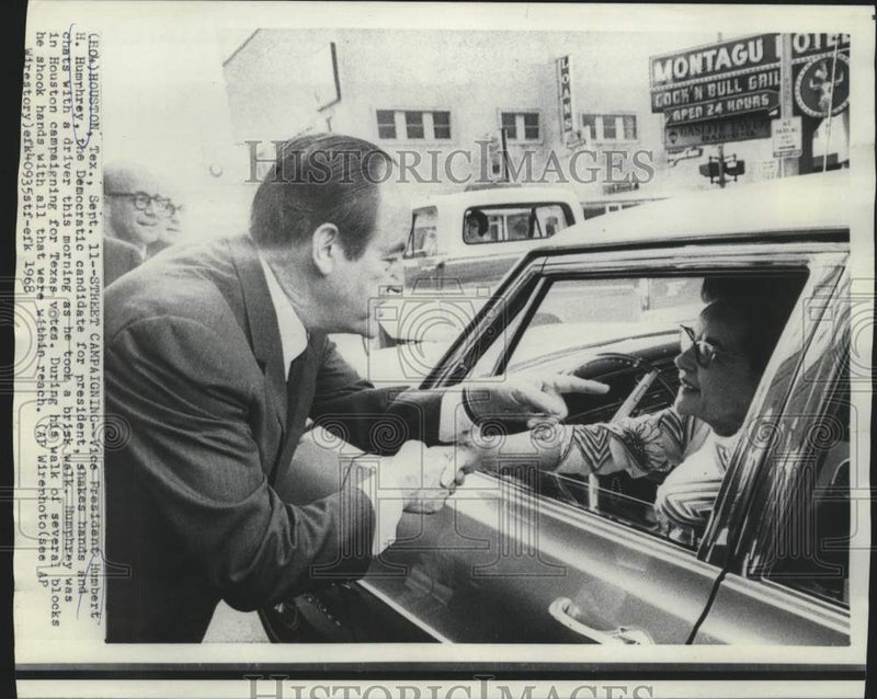 Load image into Gallery viewer, 1968 Press Photo Vice President Humphrey campaigns the streets of Houston, Texas
