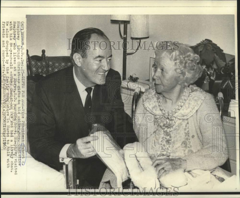 Load image into Gallery viewer, 1965 Press Photo Vice President Humphrey visits his mother on Christmas Eve
