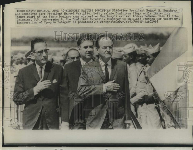 Load image into Gallery viewer, 1966 Press Photo Vice President Humphrey and others salute Dominican flag
