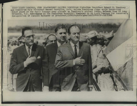 1966 Press Photo Vice President Humphrey and others salute Dominican flag